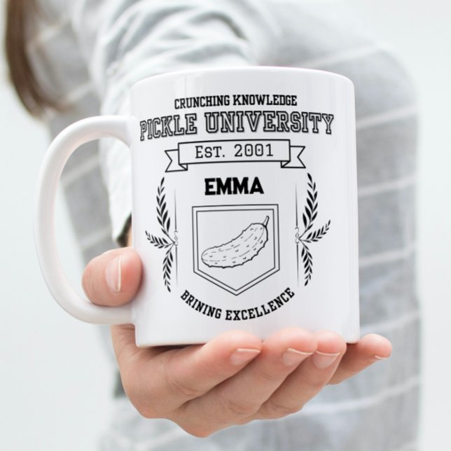 Anpassningsbar Pickle Universiteten-Funny Pickle Ä Två-Tonad Mugg (Woman holding Pickle University theme mug design.)