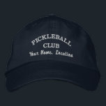 Anpassningsbar Pickleball Team Klubb, spela Namn d Broderad Keps<br><div class="desc">Perfekten för pickleball-entusiaster. Lägg till klubb,  team namn,  plats eller datum för stad/stad,  turnent namn etc. för att skapa ett slags pickleball sockel. Underbar för matchande lagväxlar eller turneringshändelser - eller till och med en pickleball resa. Ändra texten och hatten färg enkelt.</div>