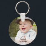 Anpassningsbar Pojke första födelsedagsfotot namn  Nyckelring<br><div class="desc">Vi presenterar vår Anpassningsbar Pojke Första födelsetangentkedjan Foto Namn - en personlig som fångar kärnan i din lilla milstolpe firande. Den här nyckelkedjan är en fin blandning av sentimental charm och funktioner. Fira ditt pojke första år med en nostalgi genom att ta med ett omhuldat foto och hans namn på...</div>