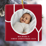 Anpassningsbar Pojke Första julfotfoto Red Julgransprydnad Keramik<br><div class="desc">Den här snyggten dekoreras Pojke första julfoto Ornament med ord JOY med maronröd bakgrund. Anpassade enkelt med ditt foto,  namn och år.</div>