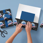 Anpassningsbar Polar Express Tåg jul Snowflake Presentpapper<br><div class="desc">Kolla in den här Polarna Express-kretsgrafik. Anpassa denna julomslutning papper med en anpassningsbar hälsning och ditt namn!</div>