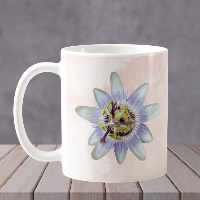Anpassningsbar Purpur Passionblomma Kaffemugg (Purple passion flower coffee mug with pink watercolor background design. Customizable name)