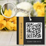 Anpassningsbar QR-kodtext Modern Black Guld Busine<br><div class="desc">Ladda upp en QR-kod, lägg till text och skapa enkelt nyckelkedjan personlig. Klicka på REDIGERA om du vill ändra bakgrunden färg eller färg. Du kan ÖVERFÖRA DESIGN på andra Zazzle-produkter och justera den så att den passar de flesta av Zazzle-objekten. StandardStudio-design görs i vektorgrafik med hög upplösning för utskrift av...</div>