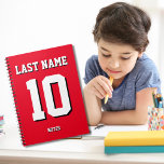 Anpassningsbar Red Last Name Sports Jersey Number Anteckningsbok<br><div class="desc">Namn,  antal och skugga är anpassade så att du kan göra en sportig,  men ändå användbar bärbar dator unik och matcha ditt favoritidrottslag färg eller rumsdekoration. Röd bakgrund.</div>