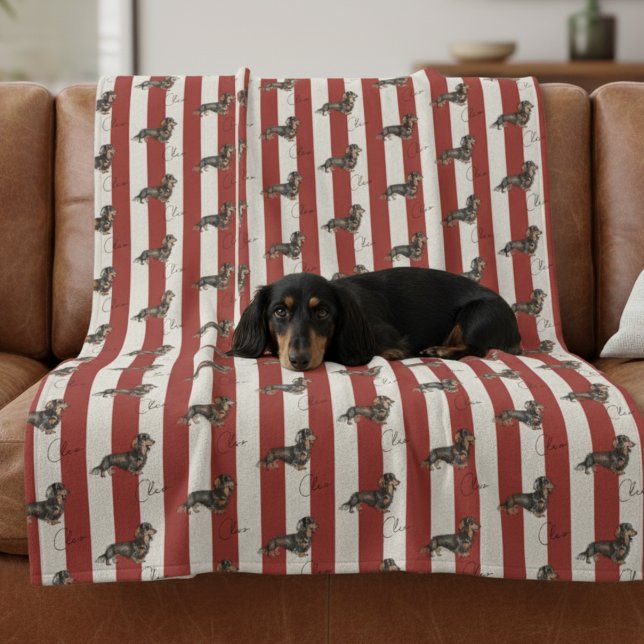Anpassningsbar Red Rand Dachshund Pet Namn Fleecefilt (Get cozy with this "Custom Red Stripe Dachshund Pet Name Fleece Blanket"!)