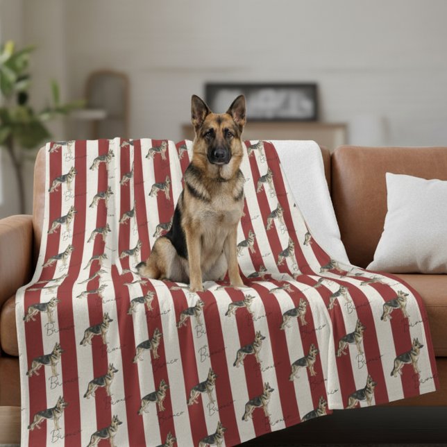 Anpassningsbar Red Rand German Shepherd Pet Namn Fleecefilt (Get cozy with this "Custom Red Stripe German Shepherd Pet Name Fleece Blanket"! )