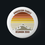 Anpassningsbar Retro Sunset Mountain Family Reunio Knapp<br><div class="desc">Den här coolans orange-vintage över rocky mountains i naturen gör en underbar bild av söta anpassningsbarnas reflexknappar för familjeåterförening,  resa eller sommarsemester. Minneshögtid din helgdag-vecka med en roligt-party-dekor med ditt eget efternamn och året.</div>