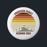 Anpassningsbar Retro Sunset Mountain Family Reunio Knapp<br><div class="desc">Den här coolans orange-vintage över rocky mountains i naturen gör en underbar bild av söta anpassningsbarnas reflexknappar för familjeåterförening,  resa eller sommarsemester. Minneshögtid din helgdag-vecka med en roligt-party-dekor med ditt eget efternamn och året.</div>