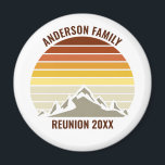 Anpassningsbar Retro Sunset Mountain Family Reunio Magnet<br><div class="desc">Den här coolans orange vintage över rocky mountains i naturen gör en underbar bild av söta anpassningsbar för familjeåterförening,  resa eller sommarsemester. Minneshögtid din helgdag vecka med en roligt-fest med ditt eget efternamn och året.</div>