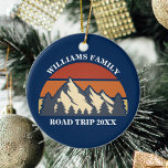Anpassningsbar Reunion av Family Road Resa Vacatio Julgransprydnad Keramik<br><div class="desc">Denna solnedgång i fantastisk över rocky mountains i naturen gör en underbar bild av en familjeåterförening för en resa- eller sommarsemester. Minneshögtid genom att lägga till ditt eget namn och året med vår personanpassning verktyg.</div>