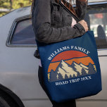 Anpassningsbar Reunion av Family Road Resa Vacatio Tygkasse<br><div class="desc">Denna solnedgång i fantastisk över rocky mountains i naturen gör en underbar bild av en familjeåterförening i påsen för en landsväg resa eller sommarsemester. Minneshögtidlighålla ert evenemang genom att samordna dessa påsar med matchande t-shirt-presenter i vår samling för mamma, pappa, broder och syster. Lägg till ditt eget namn och året...</div>