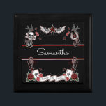 Anpassningsbar Rockabilly Sten & Roll Microphone K Minnesask<br><div class="desc">Anpassa den här Rockabilly stil-smycken eller keepsaklådan med namn i din favoritmusik i rock and roll fläkt. Vilken underbar presentidé för vem som helst som kärlek den explosiva/tatuerade/pinupets livsstil! Perfekt för att kväva gitarplockar och trumma nycklar också! Klicka bara på Anpassa och ange ditt namn. Känns kreativ? Fortsätt att Anpassa...</div>