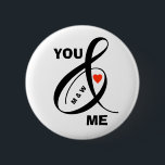 Anpassningsbar Romantic Initialer Heart Knapp<br><div class="desc">Unik speciell knapp - "DU OCH ME" med initialer och rött hjärta och finare för att markera anslutningen. Visa kärlek och tillgivenhet med stil och gör det speciellt i dag. Underbar gåva för födelsedagar eller helgdagar. Alla designfrågor,  skicka bara ett e-postmeddelande till charmdesignstudio@rcn.com så hjälper vi oss gärna.</div>