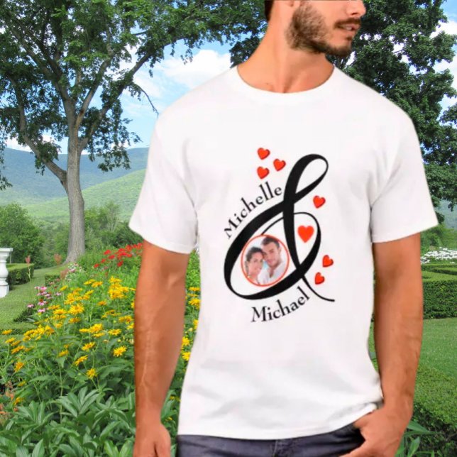 Anpassningsbar Romantiskt foto First Namn Heart T Shirt (Skapare uppladdad)