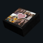 Anpassningsbar Rosa Heart Friends For Photo Gift B Minnesask<br><div class="desc">Skapa en vacker gåva till dina vänner. Anpassa enkelt anpassningsbarnas fotolåda med 4 foton och ett rosa hjärta med texten "Vänner för alltid" inuti.</div>