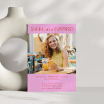 Anpassningsbar Rosa Red Photo Surprise 30års födel Inbjudningar<br><div class="desc">Vänner och familj från inbjudan till en överraskningsfull födelsedagsfest med enkel och modern rosa och röd födelsedagsfest inbjudan med ett foto av den hedervärda gästen. All text är redigerbar så att inbjudan kan användas för ett party i vilken ålder som helst.</div>