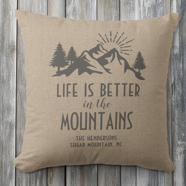 Anpassningsbar Rustic Better in Mountain Quote Tan Kudde (Custom Rustic Better in Mountain Quote Tan Brown Throw Pillow)