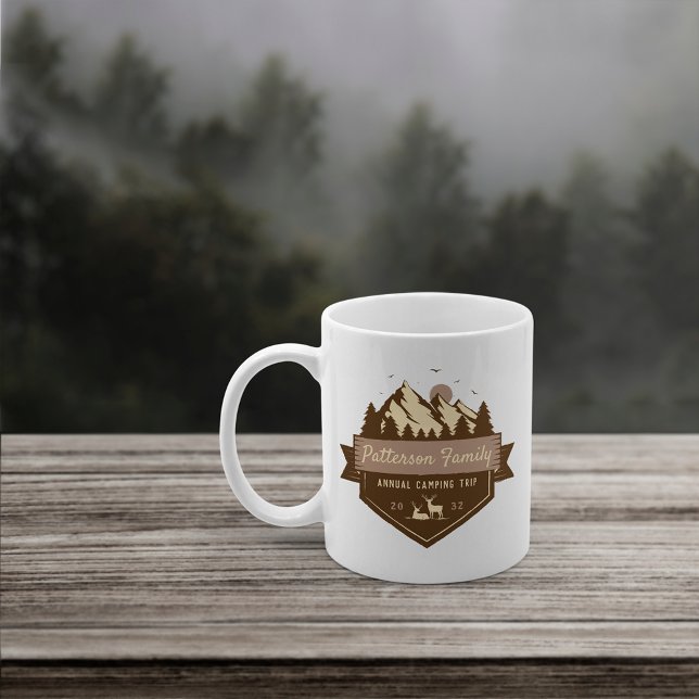 Anpassningsbar Rustic Family Namn Camping Resa Kaffemugg (Skapare uppladdad)