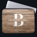Anpassningsbar Rustic Farmhouse Family Namn Wood Laptop Fodral<br><div class="desc">Den här moderna,  rustiska laptop sleeve har ditt familjemonogram och namn över ett faux-medium-brunträssläp i en typografi av coola. Anpassa till din familj namn och börja med och gör det till din egen.</div>