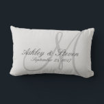 Anpassningsbar Rustic Linen Titta Monogram Lumbar  Lumbarkudde<br><div class="desc">Personligen tittar linne som en dropp med ett monogram. Gör en underbar gåva till Newlyweds,  antikvarier och andra särskilda tillfällen. Mycket trendig och en trevlig accent biet för ett sovrum,  ett vardagsrum,  en favoritstol osv. Anpassa med namn,  ursprungligt datum och datum.</div>