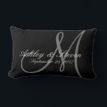 Anpassningsbar Rustic Linen Titta Monogram Lumbar  Lumbarkudde<br><div class="desc">Personligen tittar linne som en dropp med ett monogram. Gör en underbar gåva till Newlyweds,  antikvarier och andra särskilda tillfällen. Mycket trendig och en trevlig accent biet för ett sovrum,  ett vardagsrum,  en favoritstol osv. Anpassa med namn,  ursprungligt datum och datum.</div>