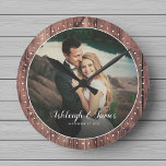 Anpassningsbar Rustic Modern Bröllop Photo Script  Rund Klocka<br><div class="desc">Modern Bröllop-fotoväggklocka med söt romantisk handskriftsdesign,  egna namn och favoritfoto. Underbar gåva till nygifta,  en årsdag eller Alla hjärtans dag! Jordbruksföretagets träpanel i mörken i stil har en texturerad bakgrund som gör den till ett underbart tillägg till en fixeranläggning i stil,  en familjestuga eller ett hus i land.</div>