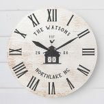 Anpassningsbar Rustic Modern Farmhouse Family Namn Stor Klocka<br><div class="desc">Personlig Familj Namn, stad, stat och år har etablerat Rustic Modern Wall-klocka i ett trendig med stil-design med romerska siffror ur klockan ansikte, laduillustration och ljusvit träplank/avtagsbakgrund. Perfektens gåva till nygifta, bröllop eller husdjursbidrag eller gåva till mor- eller farföräldrar, eller till ett hemmakontrakt i din stuga, stuga eller i land....</div>