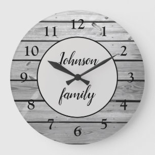 Anpassningsbar Rustic Modern Grått Wood Family Nam Stor Klocka