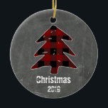 Anpassningsbar Rustic Red Plaid Träd & Chalkboard  Julgransprydnad Keramik<br><div class="desc">Anpassa den här anpassningsbarna rött och svart buffel pläderade Julgran och krita julprydnad med ditt eget foto och året!  Har rytsk typografi och ditt eget familjefoto på baksidan.  Ett underbarare prydnadsföremål för att inleda er årliga tradition att skapa er egen julprydnad varje år!</div>