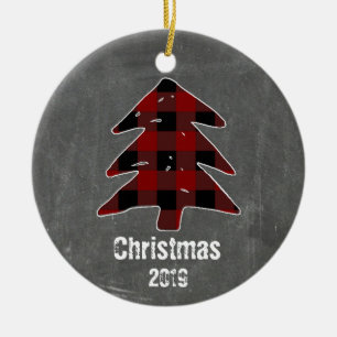 Anpassningsbar Rustic Red Plaid Träd & Chalkboard Julgransprydnad Keramik