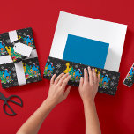 Anpassningsbar Sesame Street | Julpaket Presentpapper<br><div class="desc">Fira julhelgen med Sesame Street! Den här söta grafiken har alla dina favorittecken som hänger dekorationer på Julgran. Gör helgdag extra speciell genom att lägga till ett personlig-meddelande och ditt namn!</div>