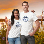 Anpassningsbar Sjö House Cabin Nautical Anchor & P T-shirt<br><div class="desc">Upp till sjö med den här personligen sjö t-shirt! En logotyp för marin blå återtro-vintage har ett nautiskt ankare och paddlar och tre linjer anpassningsbar text. Anpassa med sjö namn, stad, stad, familj, namn, stuga namn, datum - spelar ingen roll vill du ha! Perfekt en dag på vatten, familjeåterförening, husuppvärmningsgåva...</div>