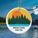 Anpassningsbar Sjö House Family Resa Cute Sunset Julgransprydnad Keramik<br><div class="desc">Vackra semesterornament i sjö,  söt blå vatten under träd och coola orange solnedgång. Cute Camping resa keepsaksouvenir för din naturutflykt eller vildmarksgrupp.</div>