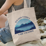 Anpassningsbar Sjö House Family Reunion, sommarvac Tygkasse<br><div class="desc">Den här coola anpassningsbar sjö hus till väskan har en serenblå flod omgiven av träd och din personlig för familjeåterförening,  camping resa eller sommarsemester. Anpassa den här till väskan med ditt efternamn eller någon annan grupp namn.</div>