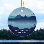 Anpassningsbar Sjö House Home Blue jul Julgransprydnad Keramik<br><div class="desc">Den här coolan,  anpassningsbar,  har sjö en sommarblå flod omgiven av träd och personligen för familjeåterförening,  camping resa eller sommarlotshyra. Anpassa med ditt efternamn eller med andra namn-grupper.</div>
