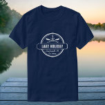 Anpassningsbar Sjö, Town och Family Namn Nautical  T Shirt<br><div class="desc">Lägg till din sjö namn,  stad och familj namn till denna nautiska inspirerade logotyp. Den här reflexen,  vintage stil-designen har en vit cirkel,  ankare,  risskrapade paddlar och en fet banderoll med Sjö namn. Perfekt för botande entusiaster eller familjeåterförening i sjö.</div>