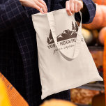 Anpassningsbar Slogan Hiking, Camping, Outdoorsy Tygkasse<br><div class="desc">Skapa en anpassningsbar souvenir eller en personlig gåva när du anpassar den här texten med din egen text. Den har en punkt för anpassningsbarnas rubriker i fet stil och under ett undernummer i skriptbokstäver. Den bruna texten matchar bilden i brunt som skildrar en klippig utstrykning med några evergreen träd för...</div>