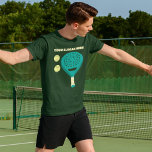 Anpassningsbar Slogan Padel Tennis Racket och Boll T Shirt<br><div class="desc">Lägg till en lustig slogan,  namn i ditt eget panttennislag,  eller anpassa dig med din favoritspelares namn. Den här grafiktestet illustrerar en papp-tennisracket tillsammans med två papp-bollar och är redo som ska anpassas med din egen text ovan i krämplat färgad.</div>