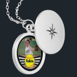 Anpassningsbar Softball Photo & Text Pendant Neckl Silverpläterat Halsband<br><div class="desc">Anpassningsbar Softball Photo & Text Pendant Necklace: Om du är tittar för ett unikt och vackert halsband för en speciell fotbollsspelare, titta inte längre! Gör egna fantastiska smycken med mjukvaran genom att byta ut platshållarfotot mot ett eget favoritprogram för fotboll eller bild från bild-dagen och skriv in vilken text som...</div>