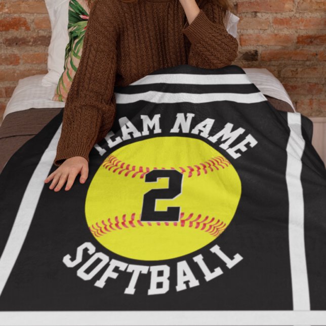 Anpassningsbar Softball Team Namn & Player Number  Fleecefilt (Customizable softball blanket with custom team name and player number)