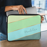 Anpassningsbar Sommarens Grönt Seaglass Blue Gult  Laptop Fodral<br><div class="desc">Behålla den nya elektroniska enheten säker från skal och repor med den här snyggten skyddande contemporary gigablåda, akvakturkos, ljusmint, pastellstam, färgad av pastellgult, stripe vatten neoprene grönt med blixtlås. Med utrymme att anpassa med namn, monogram eller initialer efter eget val. Vacker, modern och coola täckning för den trendomsavundna och konsthungande...</div>