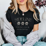 Anpassningsbar Sports Mamma Sideline Social Klubb T Shirt<br><div class="desc">Lära dig in i din idrottsdag i mamma med den här söta designen med "social klubb vid sidan" med tre bilder av lägerstolar. Anpassa med ditt barns förbund eller team namn under en underbar mamma-gåva eller ett objekt för insamling av pengar!</div>