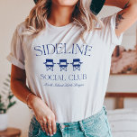 Anpassningsbar Sports Mamma Sideline Social Klubb T Shirt<br><div class="desc">Lära dig in i din idrottsdag i mamma med den här söta designen med "social klubb vid sidan" med tre bilder av lägerstolar. Anpassa med ditt barns förbund eller team namn under en underbar mamma-gåva eller ett objekt för insamling av pengar!</div>