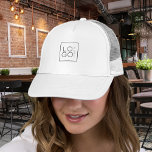 Anpassningsbar Square Business Logotyp Minimalist  Keps<br><div class="desc">Befordra ditt företag med den här truckerkepsen för coola med anpassningsbar logotyp mall! Lägg enkelt till din egen logotyp genom att klicka på alternativet "anpassa".</div>