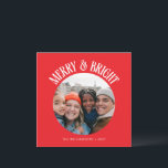 Anpassningsbar Square Festive Red 2-familjens foto Julkort<br><div class="desc">Fira säsongen med den här Anpassningsbarna Festive Red 2-familjens fotopriskort för Helgdag. Det här fyrkantiga kortet har en fetstilt röd bakgrund med röd typografi i vintagen, vilket ger en klassisk men fektiv beröring. Framsidan visar din favoritfotofamilj som maskerats i en charmerande cirkel, medan baksidan ger ett foto som är storlekt...</div>