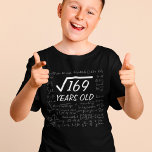 Anpassningsbar Square Root Funny Birthday för Math T Shirt<br><div class="desc">Anpassa en skiva för att skapa en unik gåva till födelsedag, med den här strukturerade textmallen med kvadratroten för matematik Älskare. Anpassa eller redigera ytterligare genom att klicka på länken "anpassa ytterligare" och använda designen verktyg om du vill ändra mallen. Lägg till information, Alla stil, färg, storlekar kan ändras efter...</div>