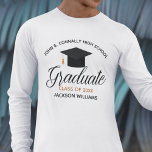 Anpassningsbar Studenten 2023 Student Långärmaden T Shirt<br><div class="desc">Den här anpassningsbarna med hög studenten långärmad t-shirt har chic svart typografi under högskolan eller college namn för 2023-klassen. Anpassa med ditt namn och år under det vackra kursiva skript som läser student för en underbar modern studenten-keepé. Högtidligt högtidlighållen gåva till högt uppsatta studenter.</div>