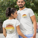 Anpassningsbar Sunset Mountains Road Resa Pocket & T Shirt<br><div class="desc">Denna vintage av orangen i coola över rocky mountains i naturen gör en underbar bild av en uppsättning anpassade t-shirts för familjeåterförening, landsväg resa eller sommarsemester. Minneshögtidlighålla din helgdag-vecka med matchande garantier för mamma, pappa, bror och syster. Lägg bara till ditt eget efternamn och året med vår anpassning till verktyg....</div>