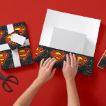 Anpassningsbar Superman Logotyp jul Snowflake Presentpapper<br><div class="desc">Kolla in den här anpassningsbarna Superman Jul Wrapping Papper. Gör extra speciellt genom att lägga till en anpassningsbar hälsning och ditt namn!</div>