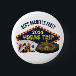 Anpassningsbar Sussel fest Las Vegas Resa Casino Knapp<br><div class="desc">Anpassa dina egna svensexa-reseknappar för en Las Vegas-utflykt. En cool personlig knappen med kasinostaplar som en kortlek,  pokerchips och roulettehjul med Vegas-resa i gul skrift. Rolig spelardesign för dina bröllopsmän och best man.</div>